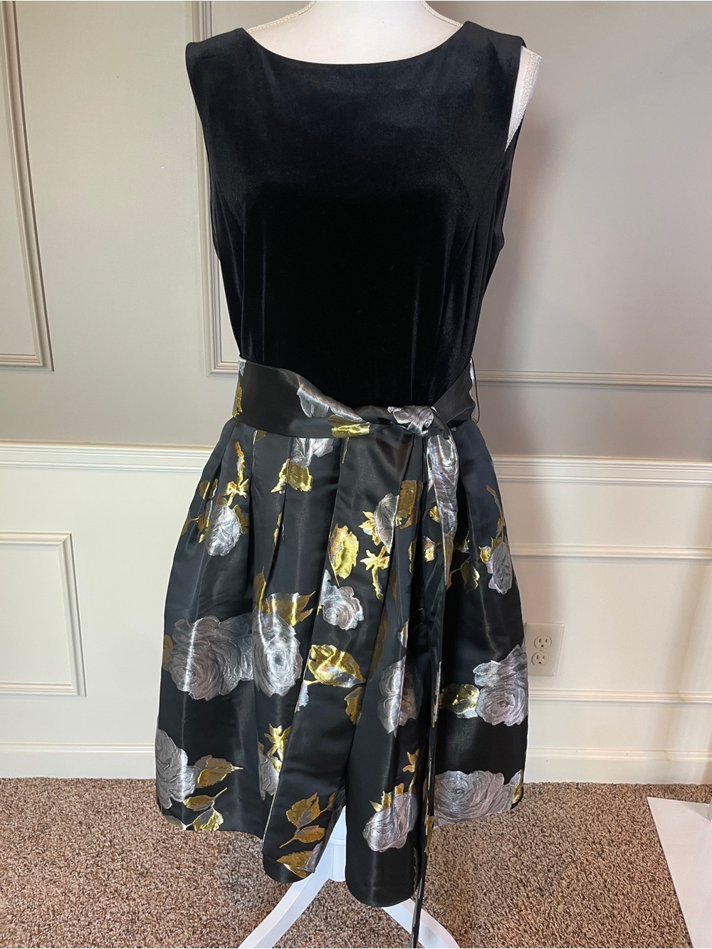 Tahari Arthur S. Levine Cocktail Dress Velvet Metallic 14 Black Sleeveless